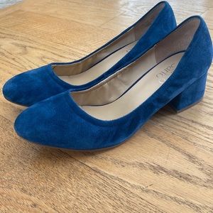 Blue Franco Sarto velvety pumps